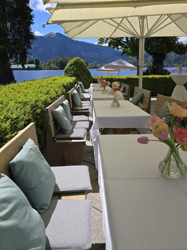 Gemütliche Tische direkt am Seeufer