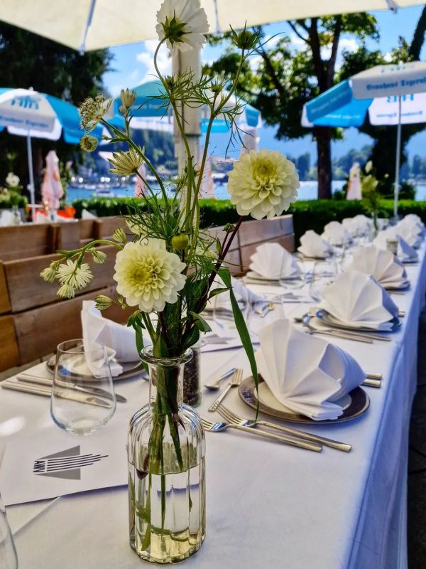 Festliches Gedeck auf der Seeterrasse