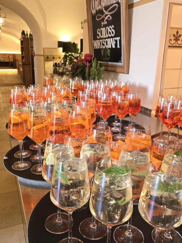Spritzapéritif für die Gäste einer Hochzeit