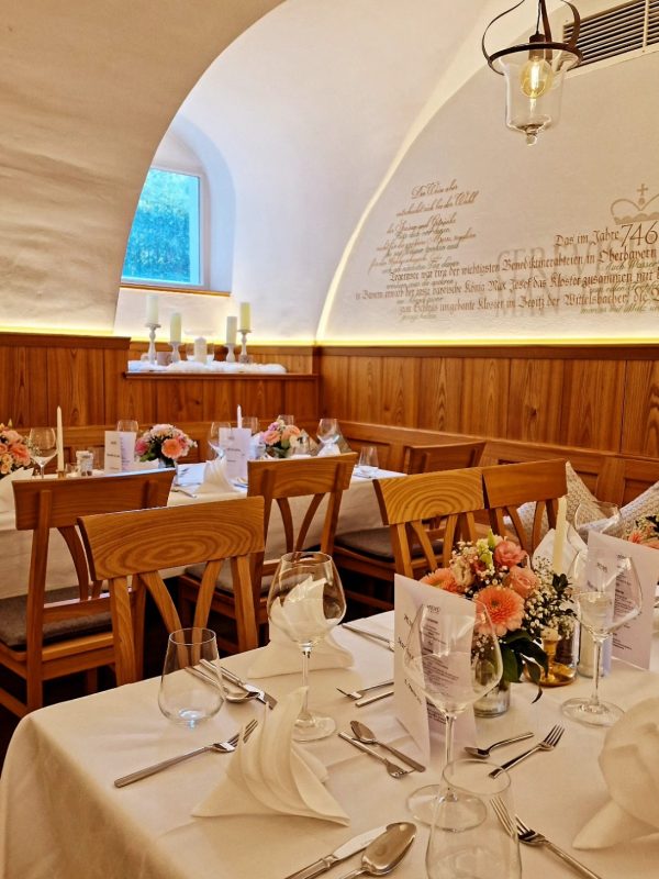 Eingedeckte Jubiläumstische in der St. Quirinus Stube