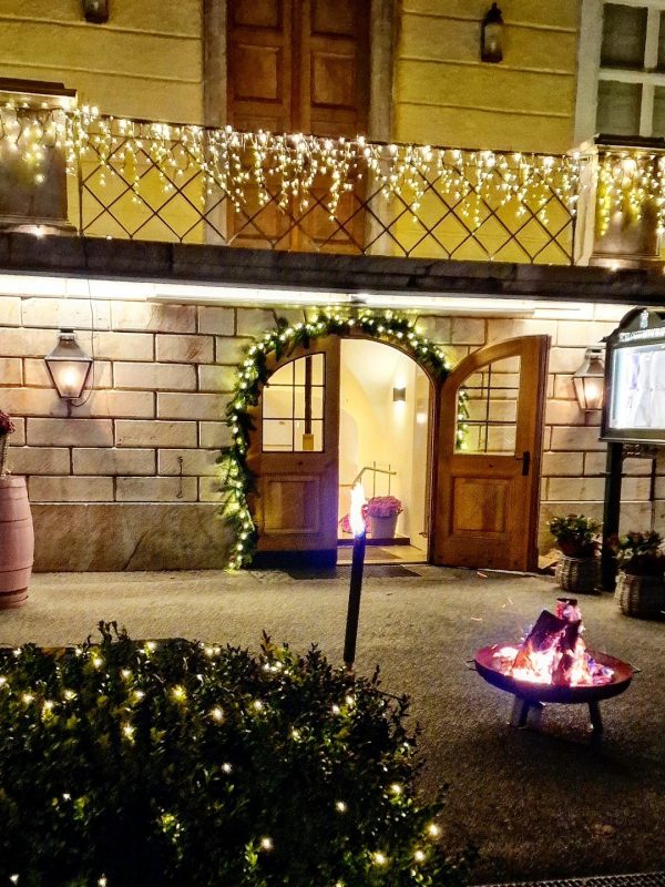 Weihnachtsschmuck am Eingang der Schlosswirtschaft