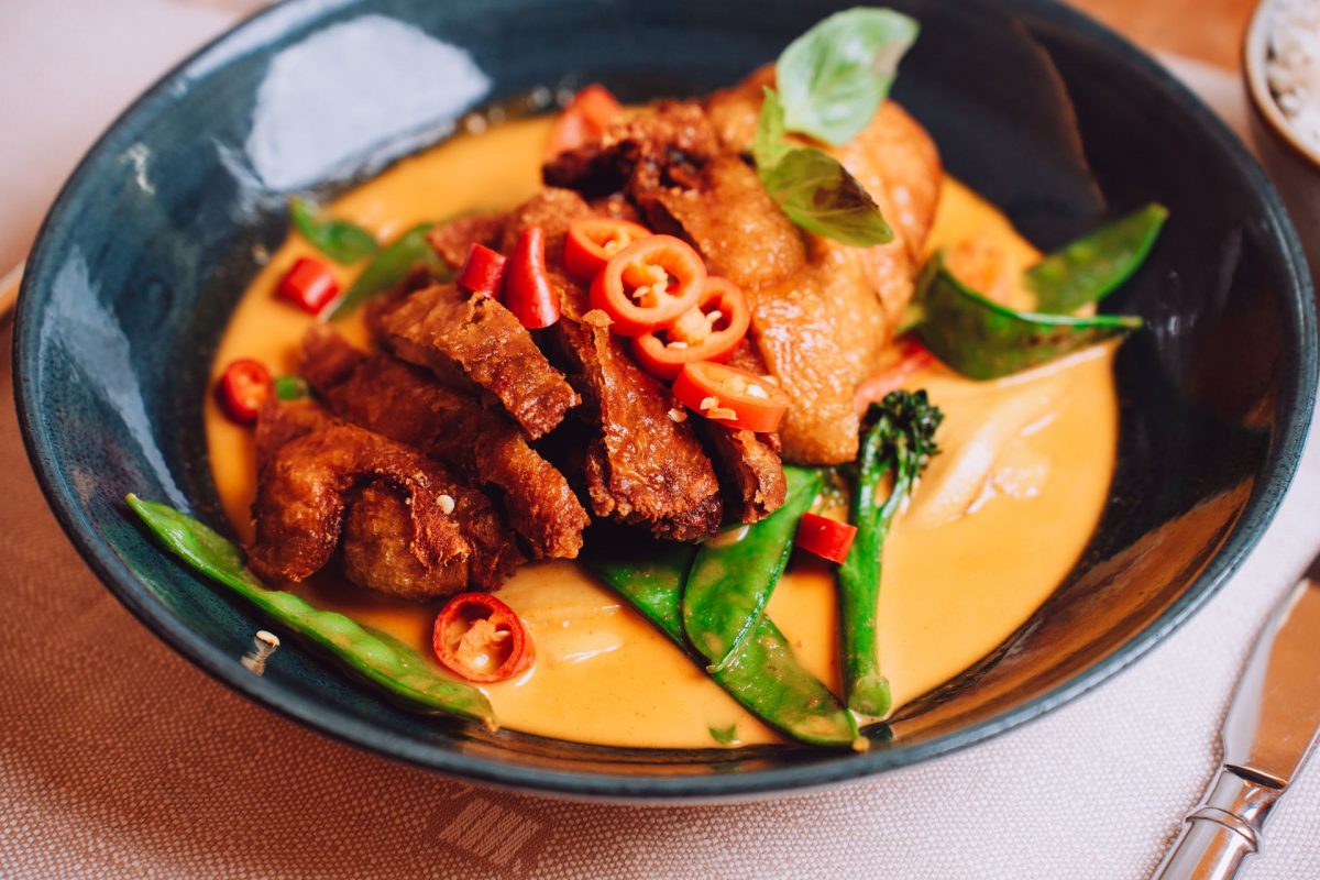 Thai Curry mit Wok Gemüse und knuspriger Ente