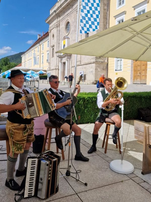 Feiern mit bayerischer Musik vor dem Schloss Tegernsee