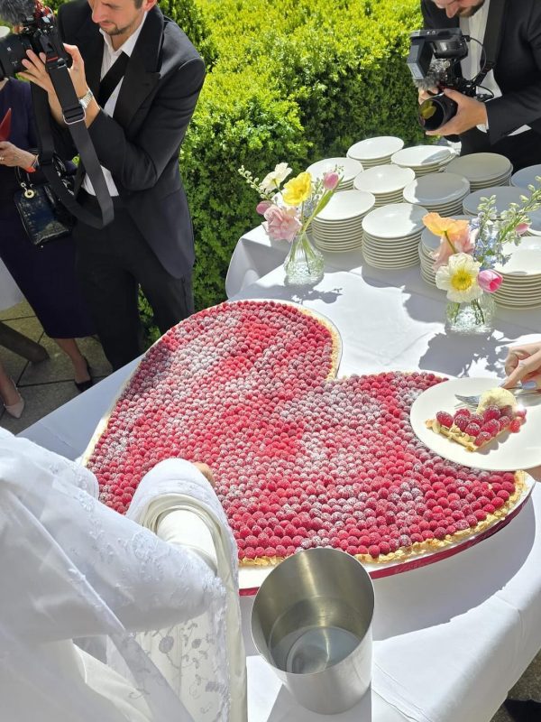 Köstliche Hochzeitstorte aus Himbeeren