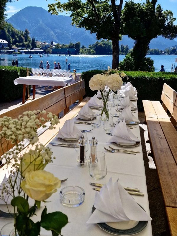 Festlich gedeckter Tisch mit Blick auf den Tegernsee