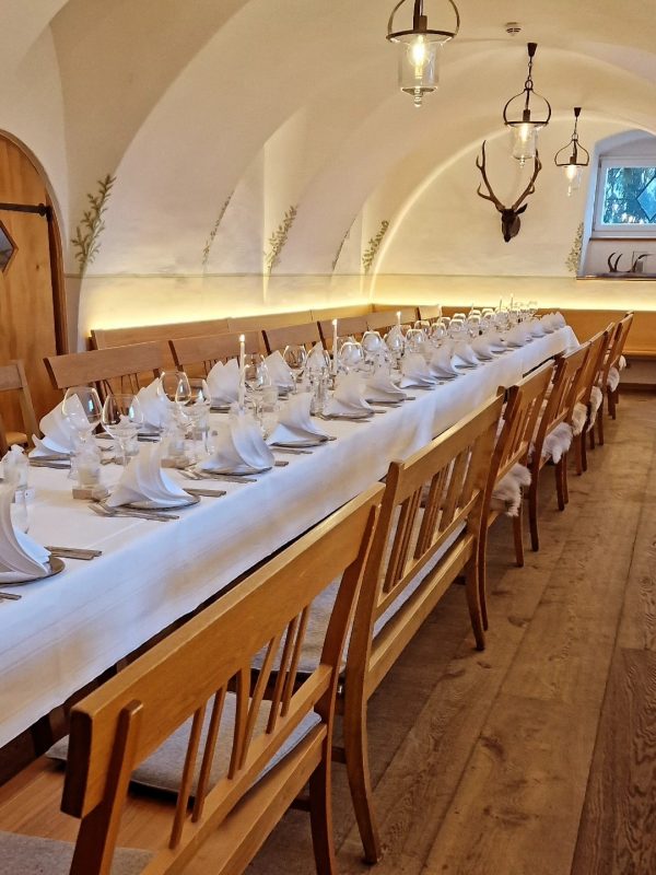 Lange festliche Tafel in der Brennerei der Schlosswirtschaft
