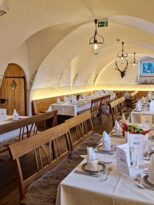 Festlich eingedeckte Brennerei