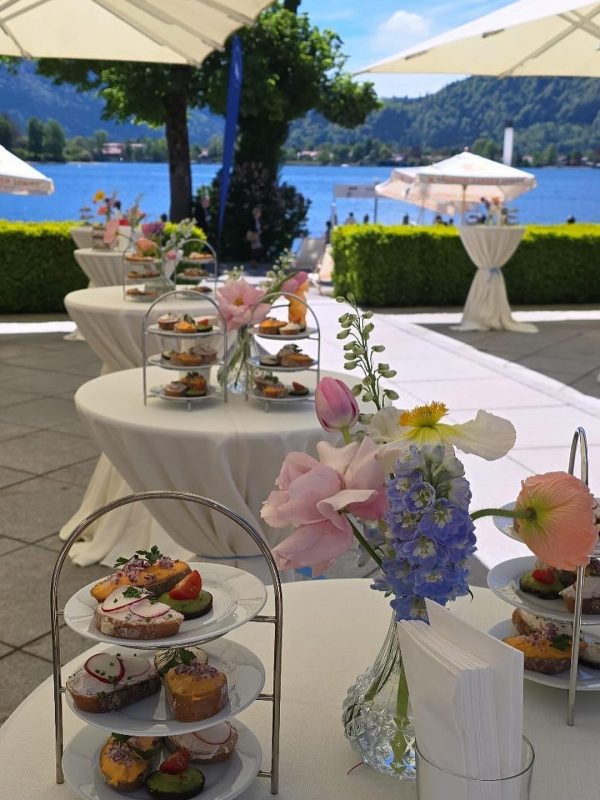 Bayerische Canapés mit Seeblick