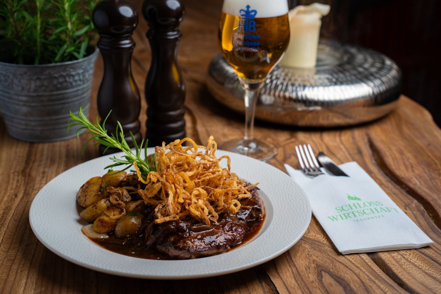Zwiebelrostbraten von der Rinderlende mit Röstkartoffeln